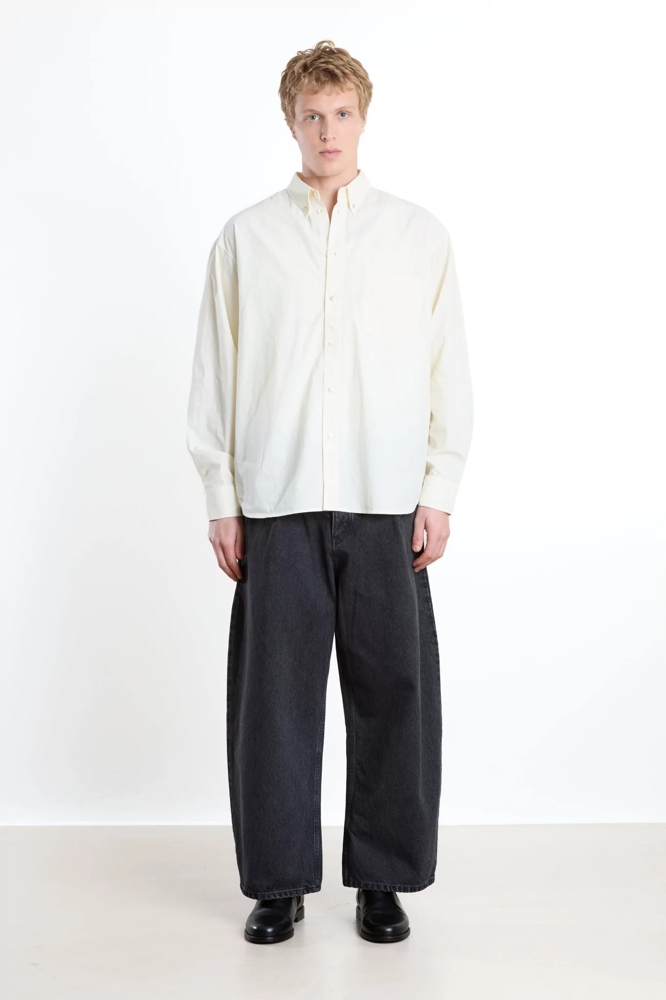 A Kind of Guise Duma Pleated Denim Jeans – Grey Denim | Centre Commercial